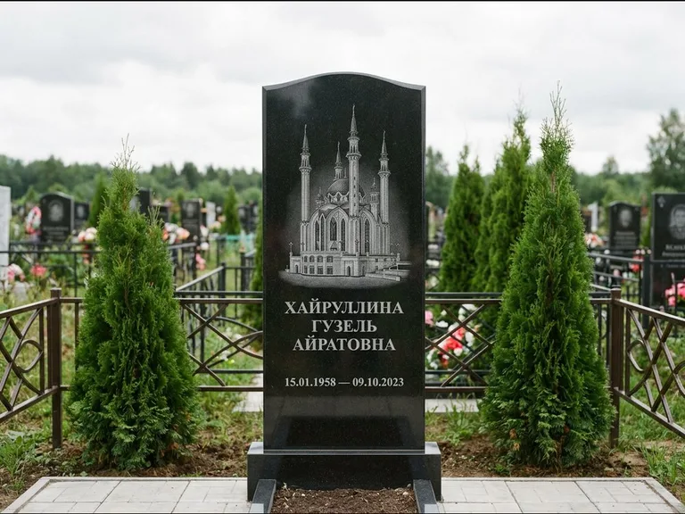 Мусульманский памятник с гравировкой мечети — мечеть Кул-Шариф на обороте стелы, работа «Хайруллина» в Мурманске
