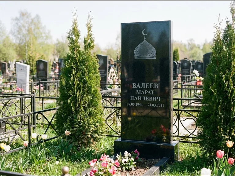 Мусульманский памятник с гравировкой мечети — купол с полумесяцем в верхней части, работа «Валеев» в Мурманске