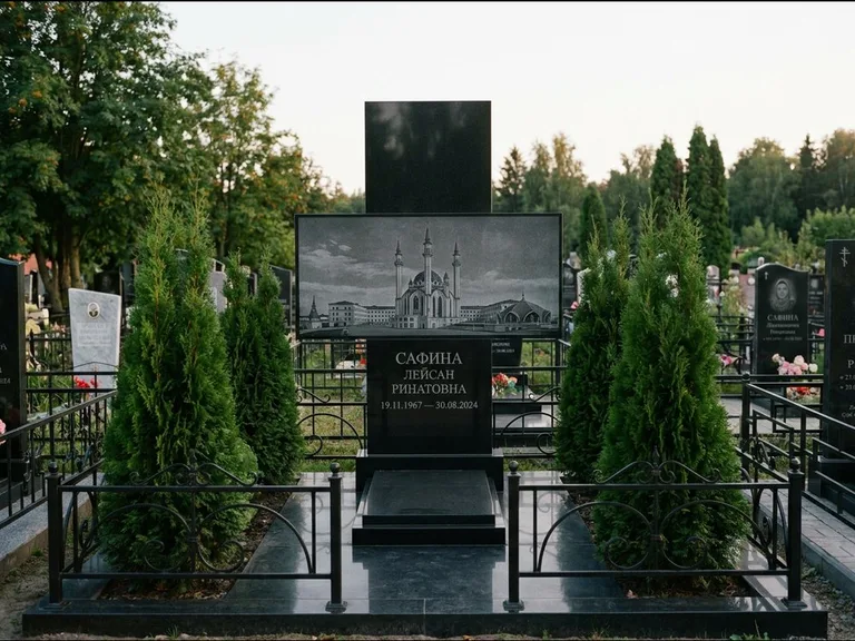 Мусульманский памятник с гравировкой мечети — панорама мечети во всю ширину стелы, работа «Сафина» в Мурманске