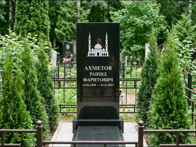 Мусульманский памятник с гравировкой мечети — силуэт мечети с двумя минаретами над именем, работа «Ахметов» в Мурманске