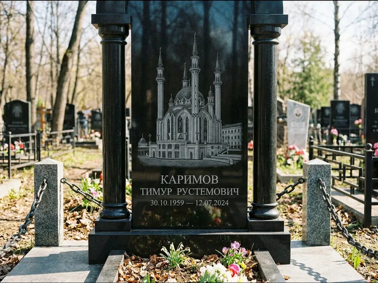 Мусульманский памятник с гравировкой мечети: стела с колоннами-минаретами по бокам — детализированная гравировка мечети Кул-Шариф, гранитные столбики с провисающей цепью, работа «Каримов» в Мурманске