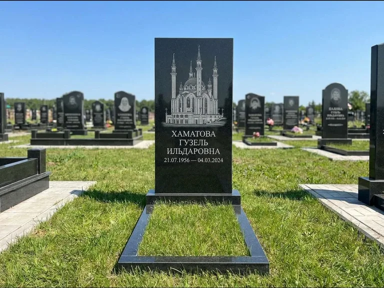 Мусульманский памятник с гравировкой мечети: небольшая скромная одиночная стела — золочёная гравировка мечети, аккуратный участок с газоном, работа «Нигматуллина» в Мурманске
