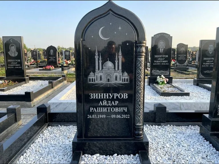 Мусульманский памятник с гравировкой мечети: стела с михраб-верхом и резной боковой колонной — детализированная гравировка мечети Кул-Шариф, белая мраморная крошка, работа «Ахметов» в Мурманске
