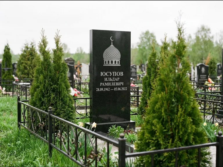 Мусульманский памятник с гравировкой мечети — купол с полумесяцем в верхней части, работа «Юсупов» в Мурманске