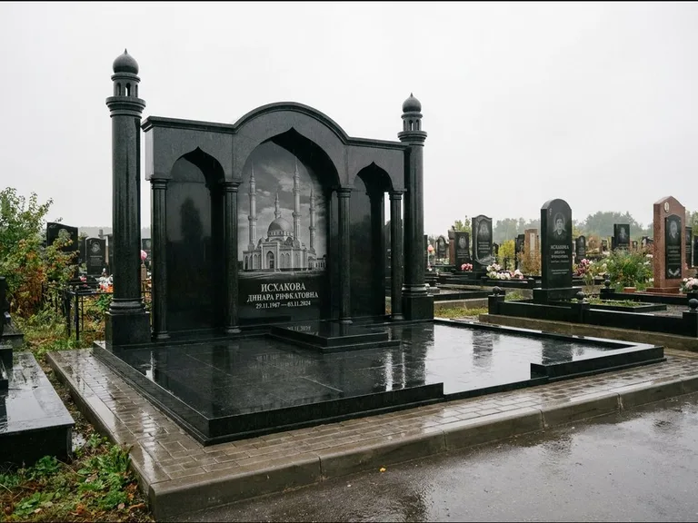 Мусульманский памятник с гравировкой мечети: семейный мемориал с колоннами-минаретами и аркой — золочёная гравировка мечети, большая мощёная площадка, работа «Абдуллаева» в Мурманске