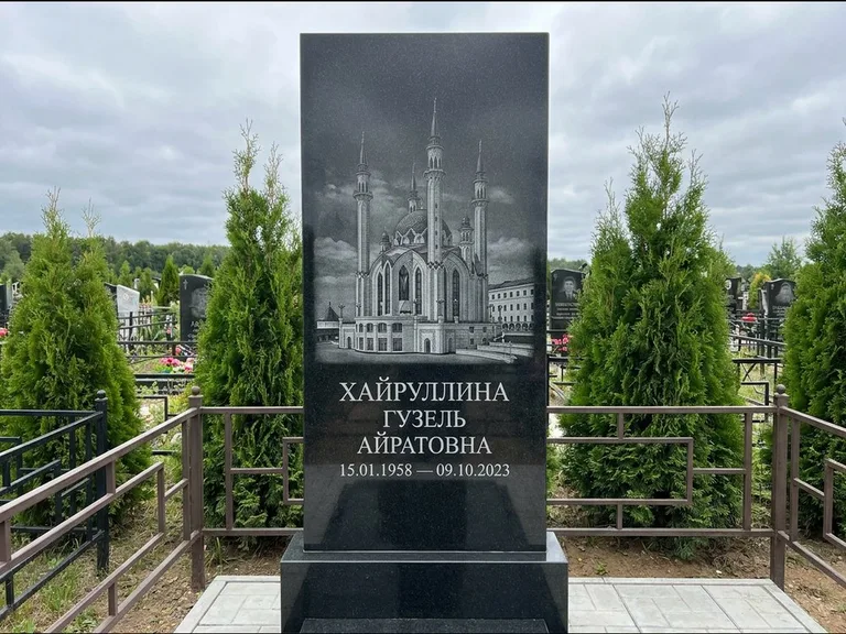 Мусульманский памятник с гравировкой мечети — панорама мечети во всю ширину стелы, работа «Хайруллина» в Мурманске