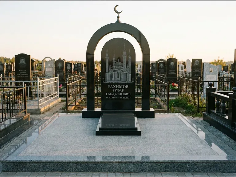 Мусульманский памятник с гравировкой мечети: монументальная стела-арка с полумесяцем на вершине — детализированная гравировка мечети Кул-Шариф, мощёная гранитная площадка с бордюром, работа «Юсупов» в Мурманске