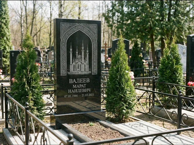 Мусульманский памятник с гравировкой мечети — мечеть в восточной арке с орнаментом, работа «Валеев» в Мурманске