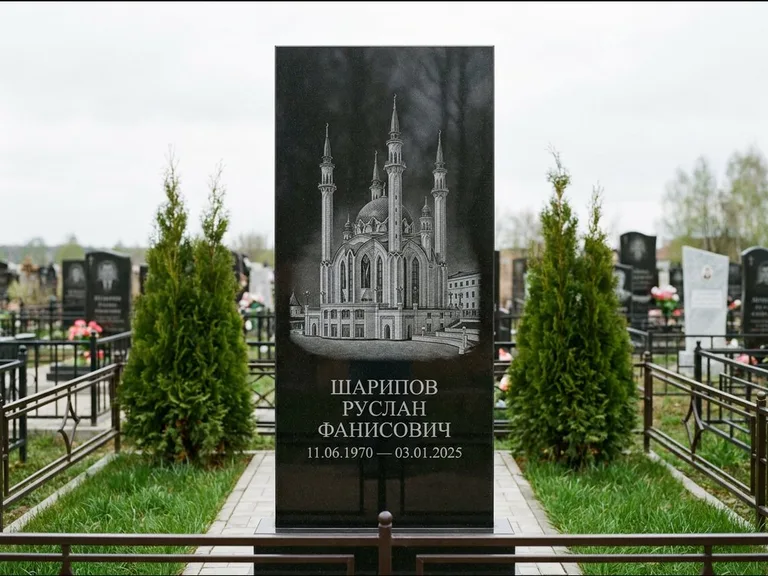 Мусульманский памятник с гравировкой мечети — мечеть Кул-Шариф на обороте стелы, работа «Шарипов» в Мурманске