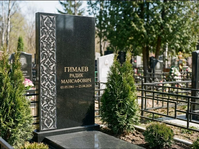 Мусульманский памятник — колонна ислими по краю стелы, работа «Гимаев» в Мурманске