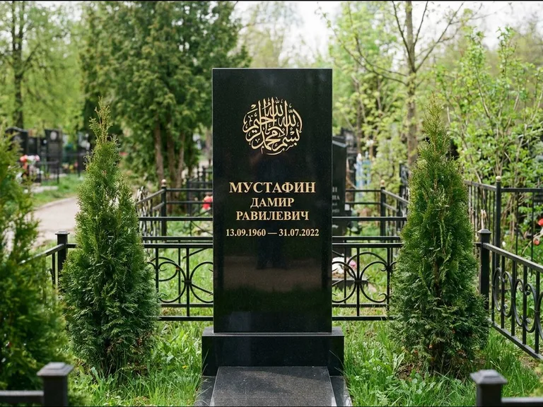 Мусульманский памятник — шахада в верхней части стелы, работа «Мустафин» в Мурманске