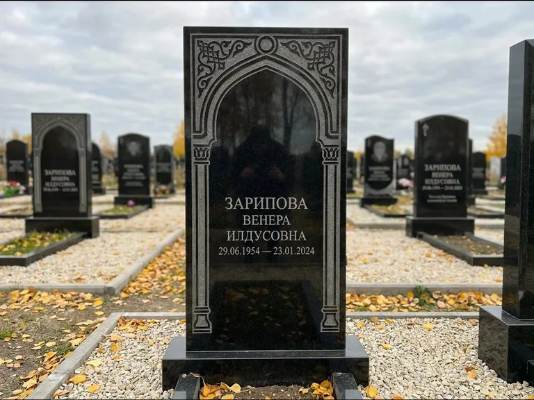 Мусульманский памятник: фигурная стела с михраб-нишей — гравировка мечети в михраб-арке с орнаментом, светлая гравийная отсыпка, работа «Зарипова» в Мурманске
