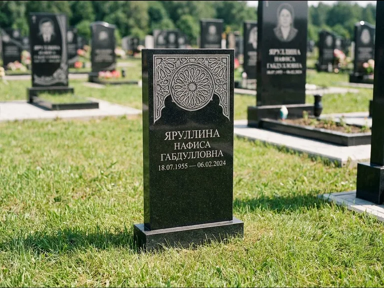 Мусульманский памятник: небольшая скромная невысокая стела — золочёная гравировка мечети, аккуратный участок с газоном, работа «Фахрутдинова» в Мурманске