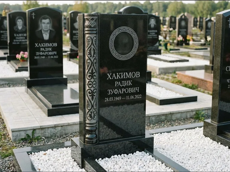 Мусульманский памятник: стела с боковой резной орнаментальной колонной — детализированная гравировка мечети Кул-Шариф, белая мраморная крошка, работа «Хабибуллин» в Мурманске