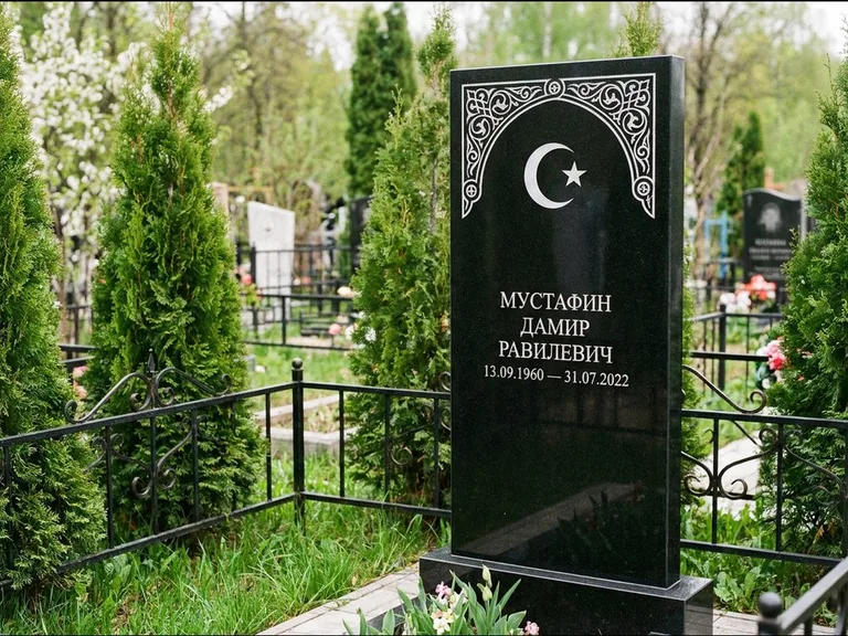 Мусульманский памятник — полумесяц со звездой и орнамент-бордюр, работа «Мустафин» в Мурманске