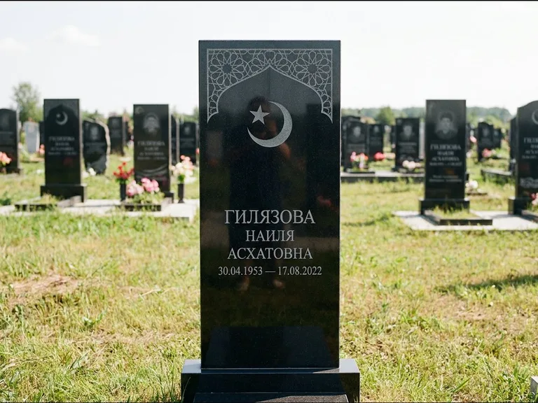 Мусульманский памятник: узкая вертикальная стела-пилон с полумесяцем — гравировка мечети в михраб-арке с орнаментом, открытая лужайка без ограды, работа «Ибрагимова» в Мурманске
