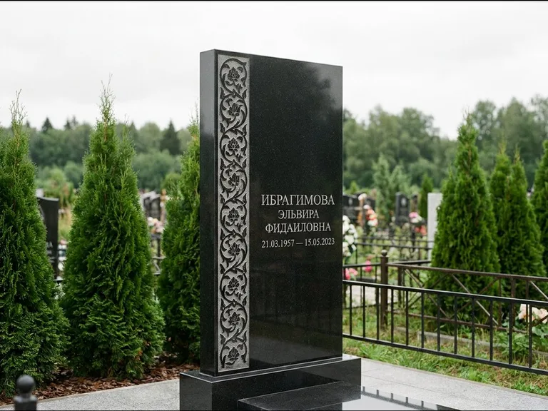 Мусульманский памятник — колонна ислими по краю стелы, работа «Ибрагимова» в Мурманске