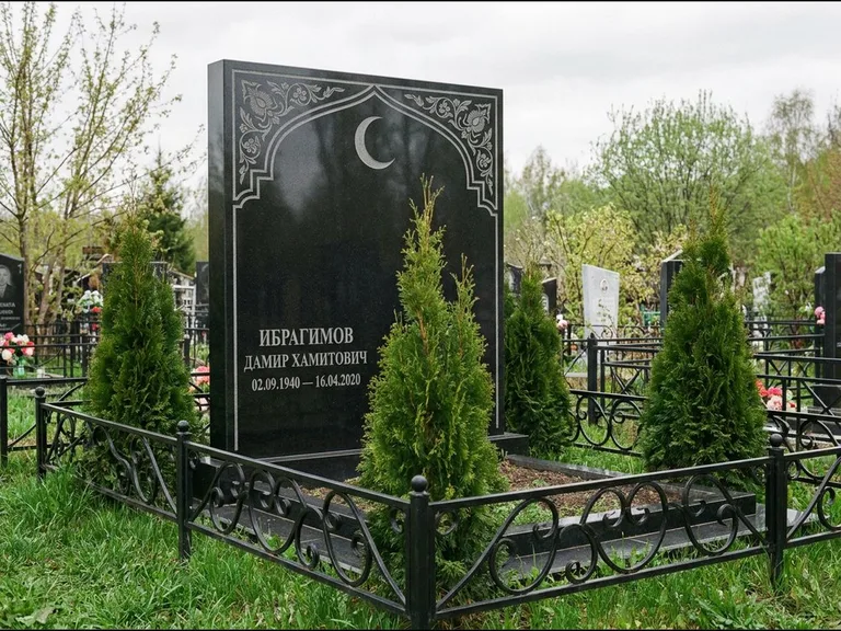 Памятник с гравировкой полумесяца — гравировка полумесяца в восточной арке с орнаментом, работа «Ибрагимов» в Мурманске