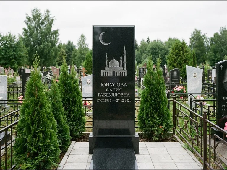 Памятник с гравировкой полумесяца — гравировка полумесяца над силуэтом мечети, работа «Юнусова» в Мурманске