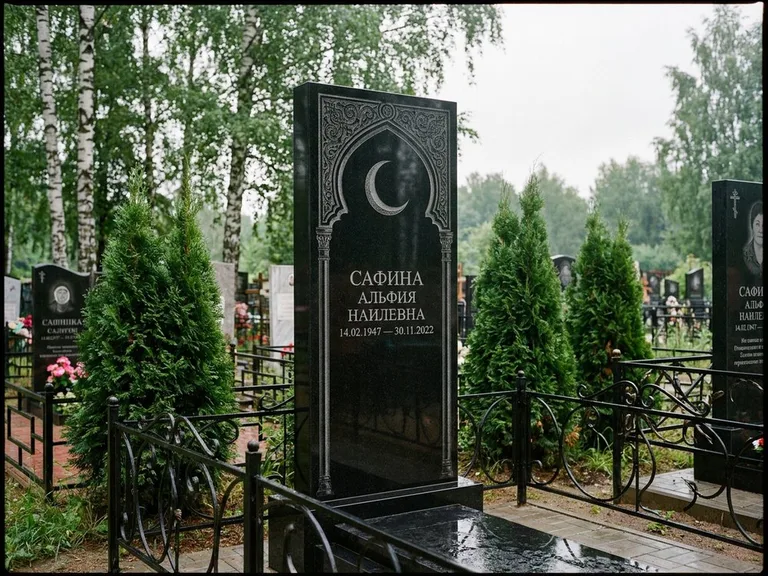 Памятник с гравировкой полумесяца — гравировка полумесяца в восточной арке с орнаментом, работа «Сафина» в Мурманске