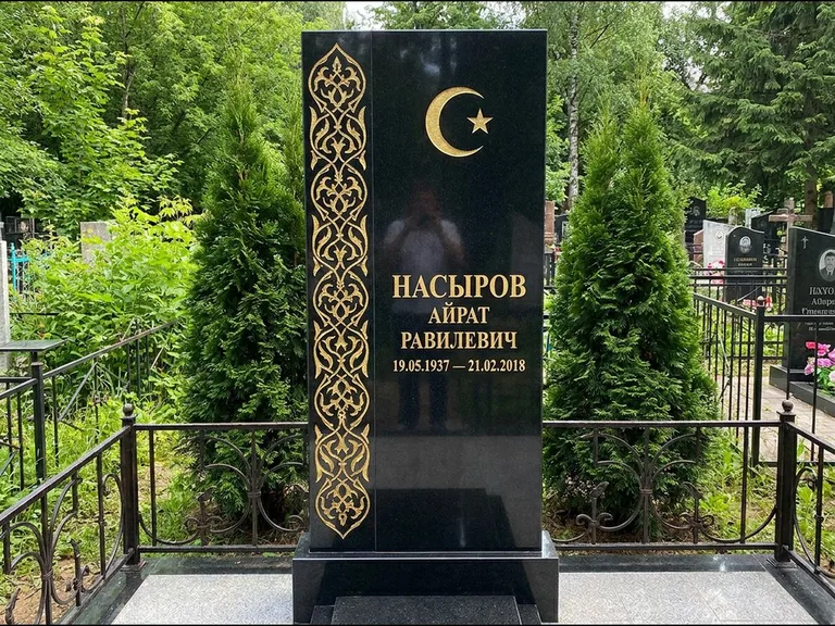 Памятник с гравировкой полумесяца — золочёный полумесяц и колонна растительного орнамента-ислими, работа «Насыров» в Мурманске