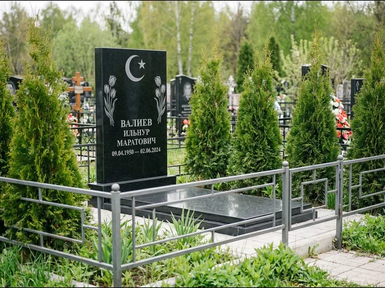 Памятник с гравировкой полумесяца — гравировка полумесяца со звездой и тюльпанами по бокам, работа «Валиев» в Мурманске