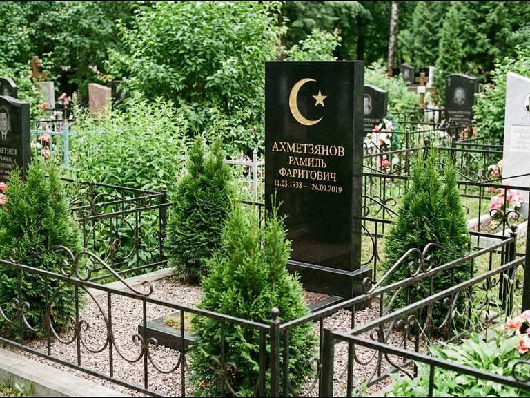 Памятник с гравировкой полумесяца — золочёная гравировка полумесяца со звездой в верхней части с, работа «Ахметзянов» в Мурманске