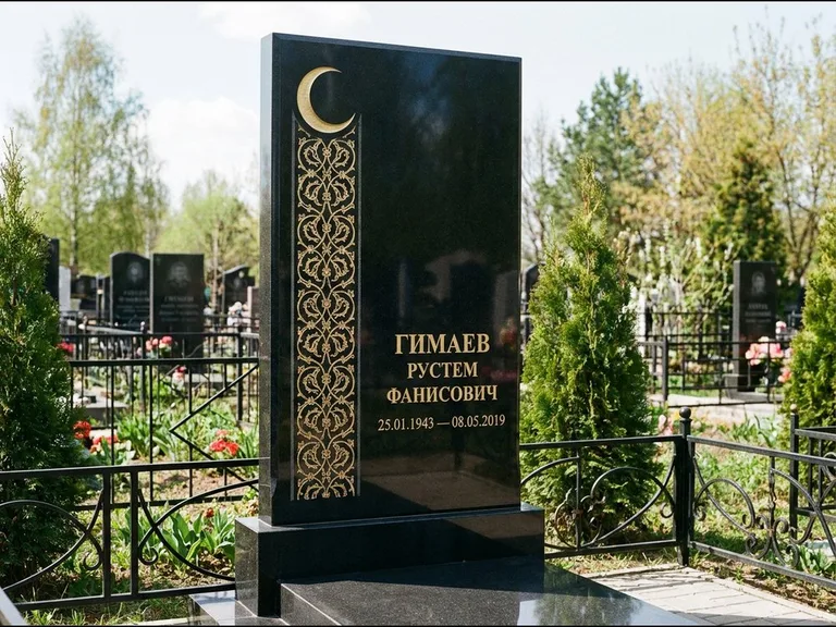 Памятник с гравировкой полумесяца — золочёный полумесяц и колонна растительного орнамента-ислими, работа «Гимаев» в Мурманске