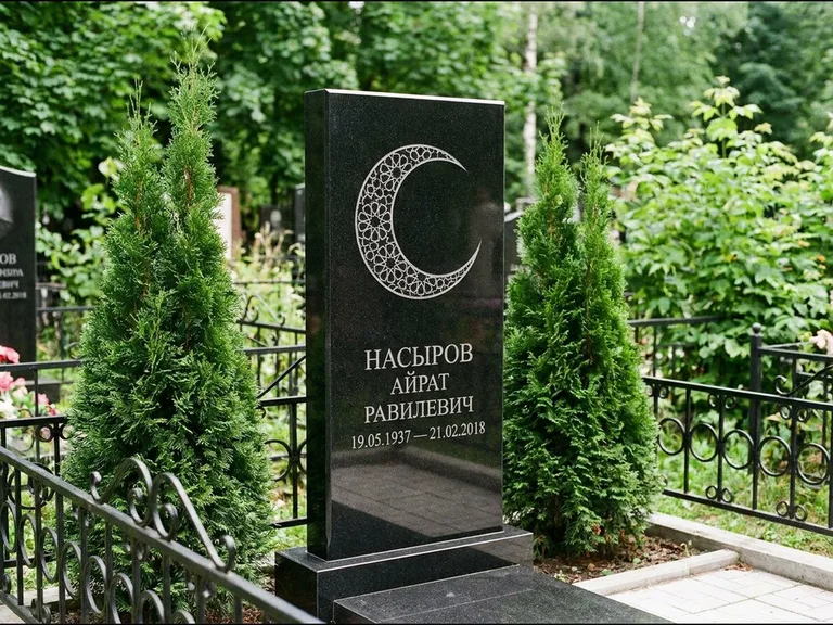 Памятник с гравировкой полумесяца — гравировка полумесяца в геометрическом орнаменте-гирихе, работа «Насыров» в Мурманске