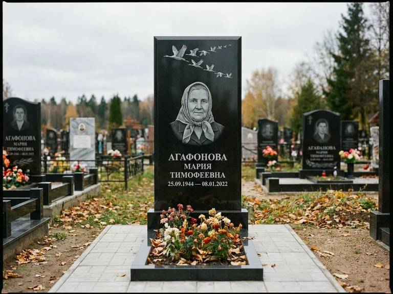 Гравировка журавлей на памятник в Мурманске — памятник из чёрного гранита с гравировкой