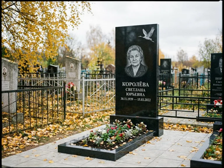 Памятник с гравировкой журавлей — белая гравировка клина журавлей, уходящего в верхний угол ст, работа «Королёва» в Мурманске