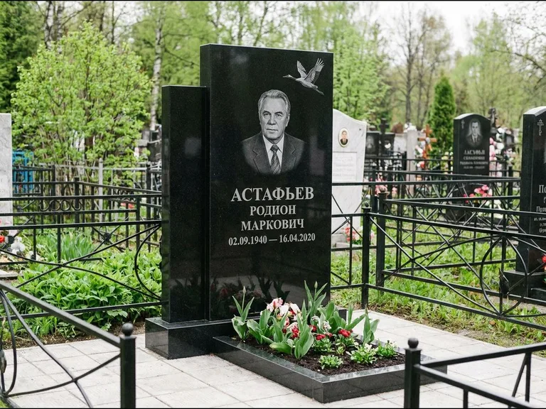 Памятник с гравировкой журавлей — гравировка одиночного летящего журавля над портретом, работа «Астафьев» в Мурманске