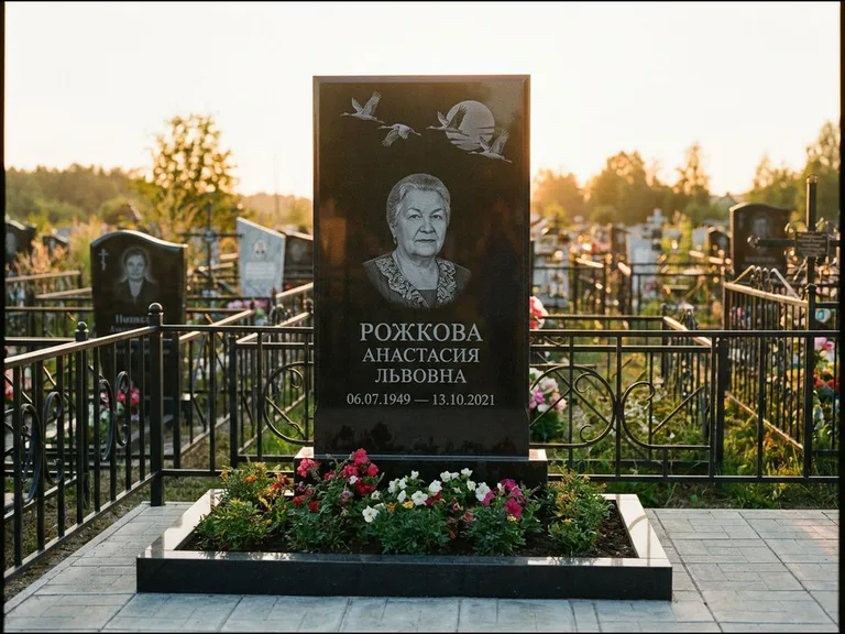 Памятник с гравировкой журавлей — гравировка клина журавлей на фоне солнечного диска, работа «Рожкова» в Мурманске