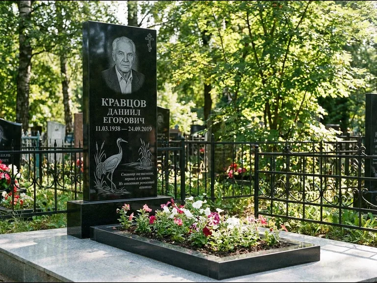 Памятник с гравировкой журавлей — гравировка журавля у камышей рядом с эпитафией, работа «Кравцов» в Мурманске