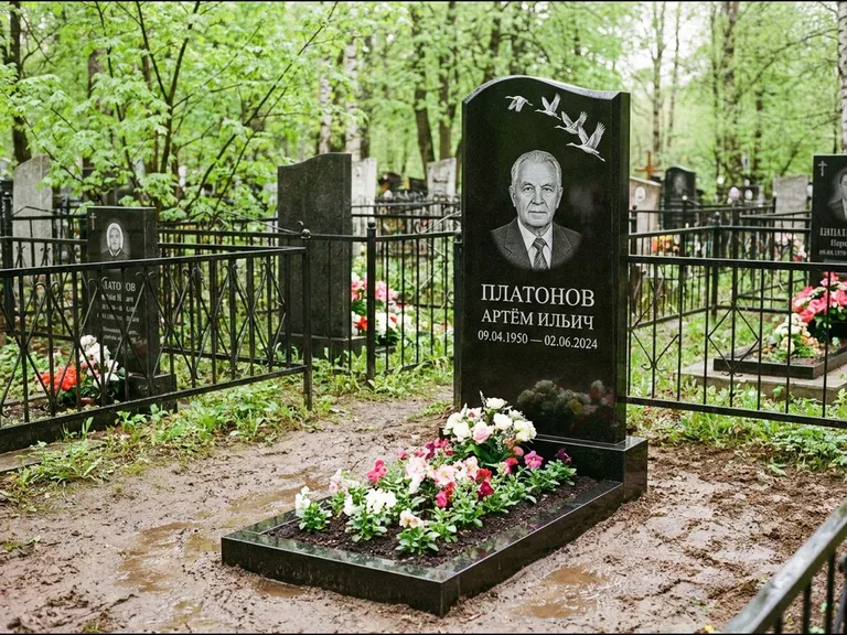 Памятник с гравировкой журавлей — белая гравировка клина журавлей, уходящего в верхний угол ст, работа «Платонов» в Мурманске
