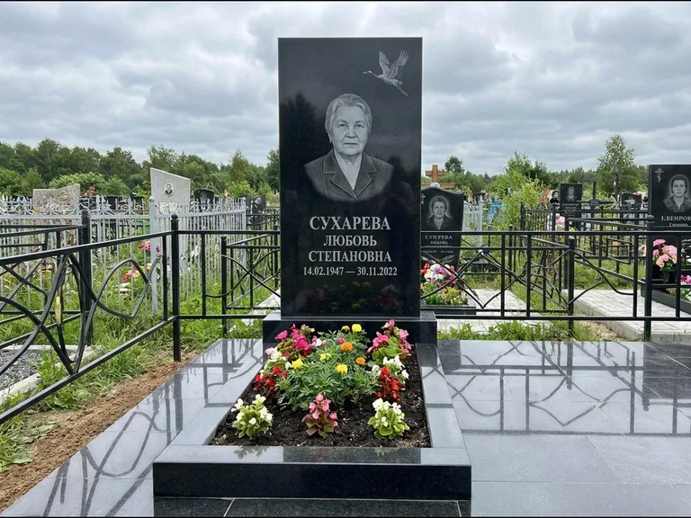 Памятник с гравировкой журавлей — гравировка одиночного летящего журавля над портретом, работа «Сухарева» в Мурманске