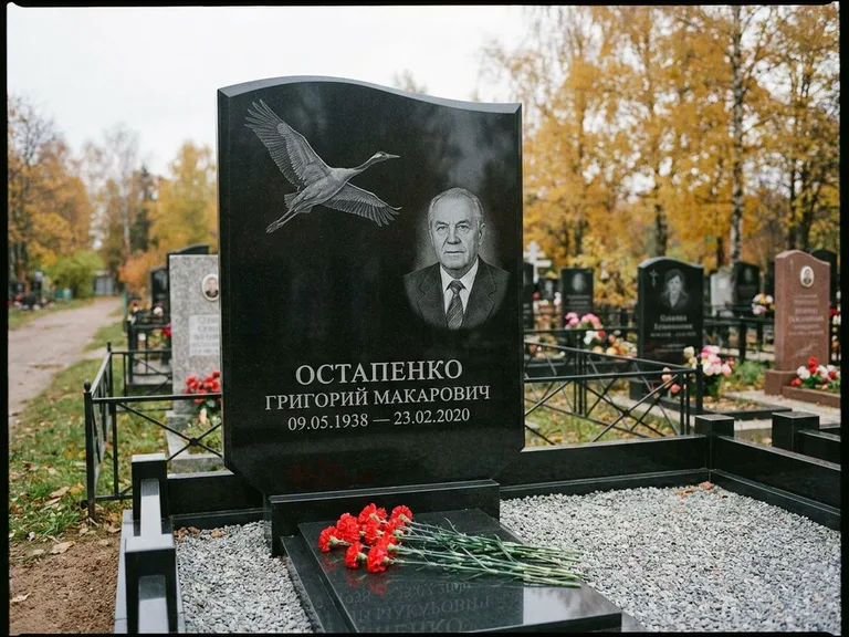Памятник с гравировкой журавлей — гравировка журавлей, работа «Остапенко» в Мурманске