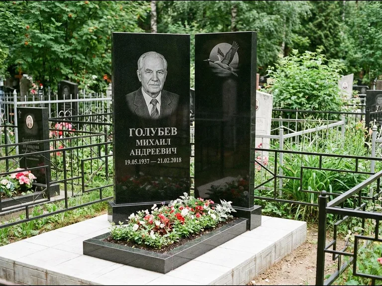 Памятник с гравировкой журавлей — гравировка клина журавлей на фоне солнечного диска, работа «Голубев» в Мурманске
