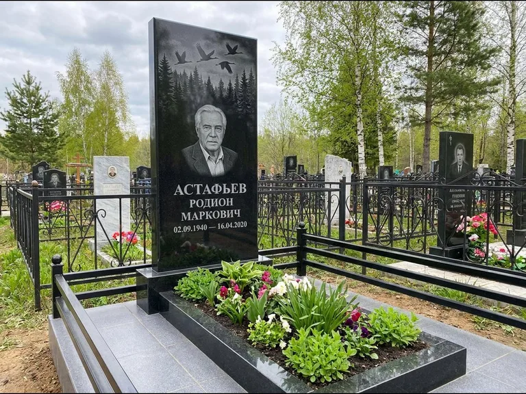 Памятник с гравировкой журавлей — гравировка силуэтов журавлей над еловым лесом, работа «Астафьев» в Мурманске