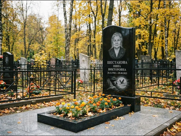 Памятник с гравировкой журавлей — гравировка клина журавлей на фоне солнечного диска, работа «Шестакова» в Мурманске