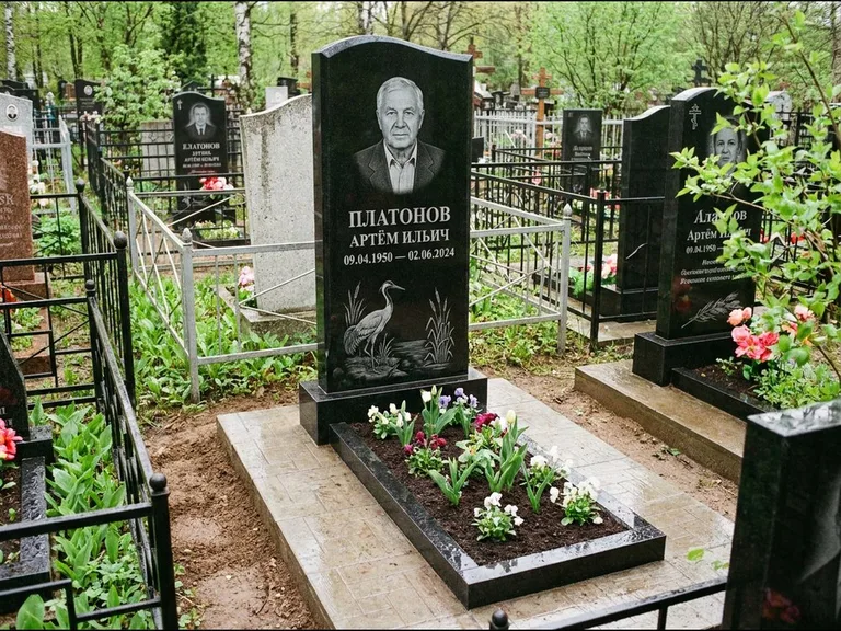 Памятник с гравировкой журавлей — гравировка журавля у камышей рядом с эпитафией, работа «Платонов» в Мурманске