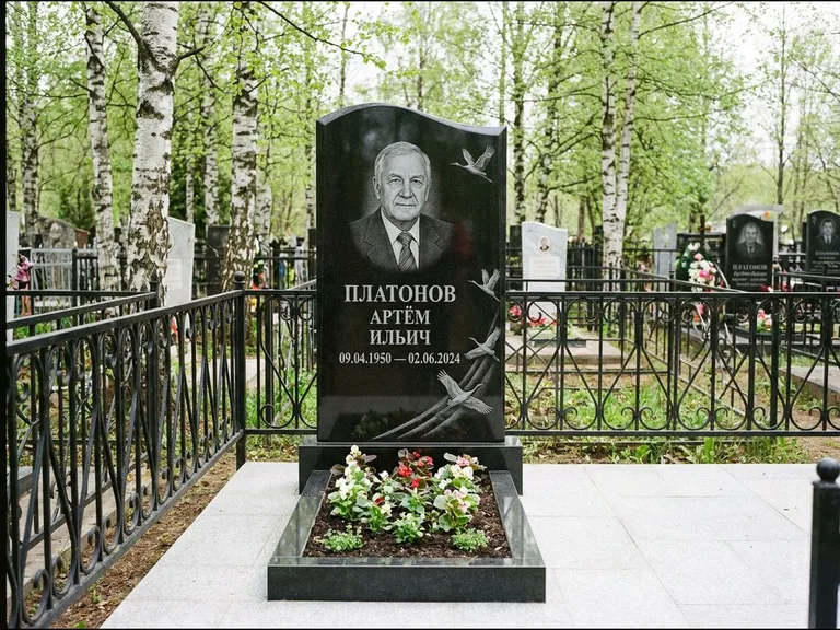 Памятник с гравировкой журавлей — гравировка трёх журавлей по диагонали через свободное поле с, работа «Платонов» в Мурманске
