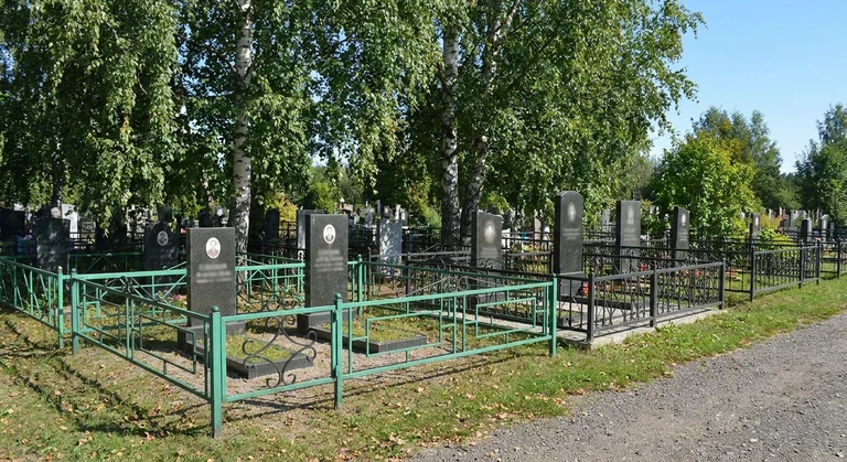 Памятники на Червишевском кладбище №2 в Тюмени