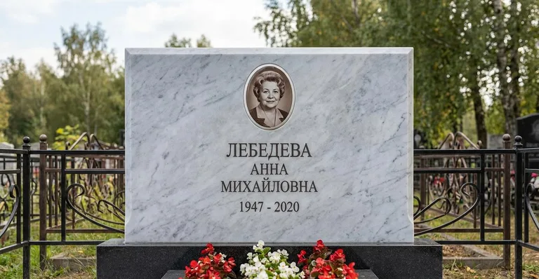 Памятник с оградой, Готовый гранитный памятник, установленный мастерской «Мастер Каменев» на Лесном кладбище в Самаре
