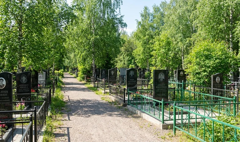 Памятники на Новом городском кладбище в Мурманске