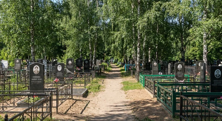 Памятники на Старом городском кладбище в Мурманске