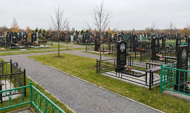 Памятники на Воскресенском кладбище в Ульяновске