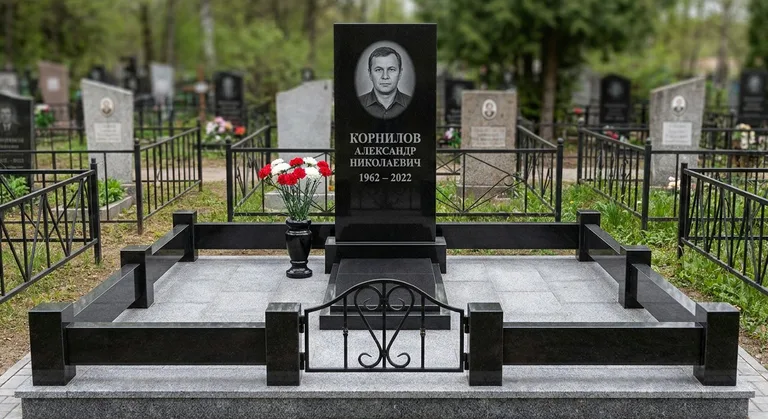Памятник с оградой, Гранитный памятник работы мастерской «Мастер Каменев» на кладбище в Нижнем Новгороде