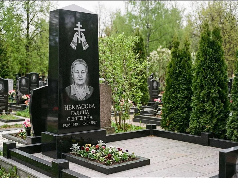 Памятник из чёрного гранита — стела-пилон с ажурным резным крестом, работа «Ерофеева» в Мурманске