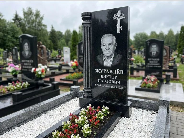 Памятник из чёрного гранита — семейный мемориал из двух стел с крестом с рушником, работа «Гущин» в Мурманске